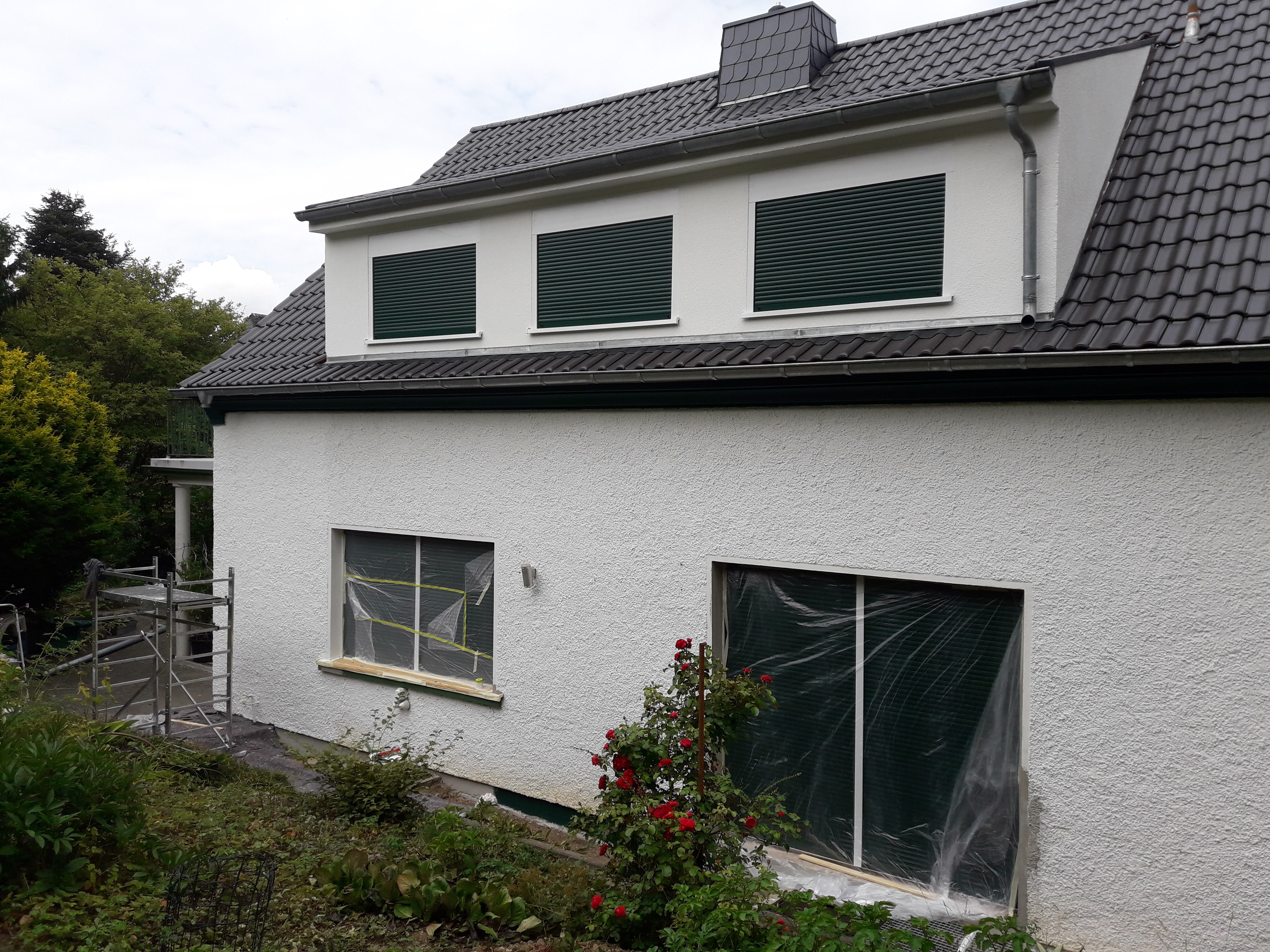 Fenster mit Rollläden 